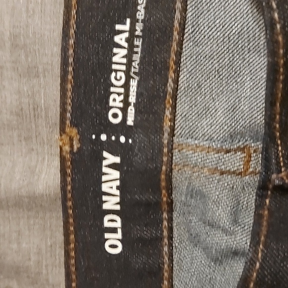 Old Navy Original Mid-Rise Short Jeans - Picture 4 of 5